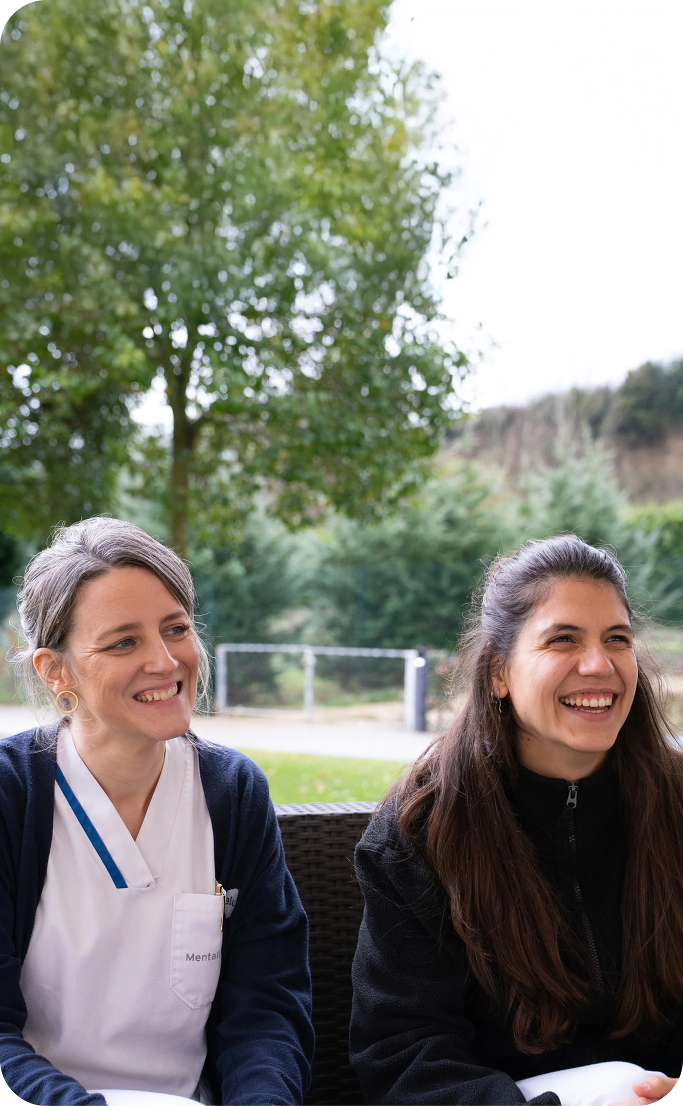 Imagen de dos mujeres conversando en un sofá.