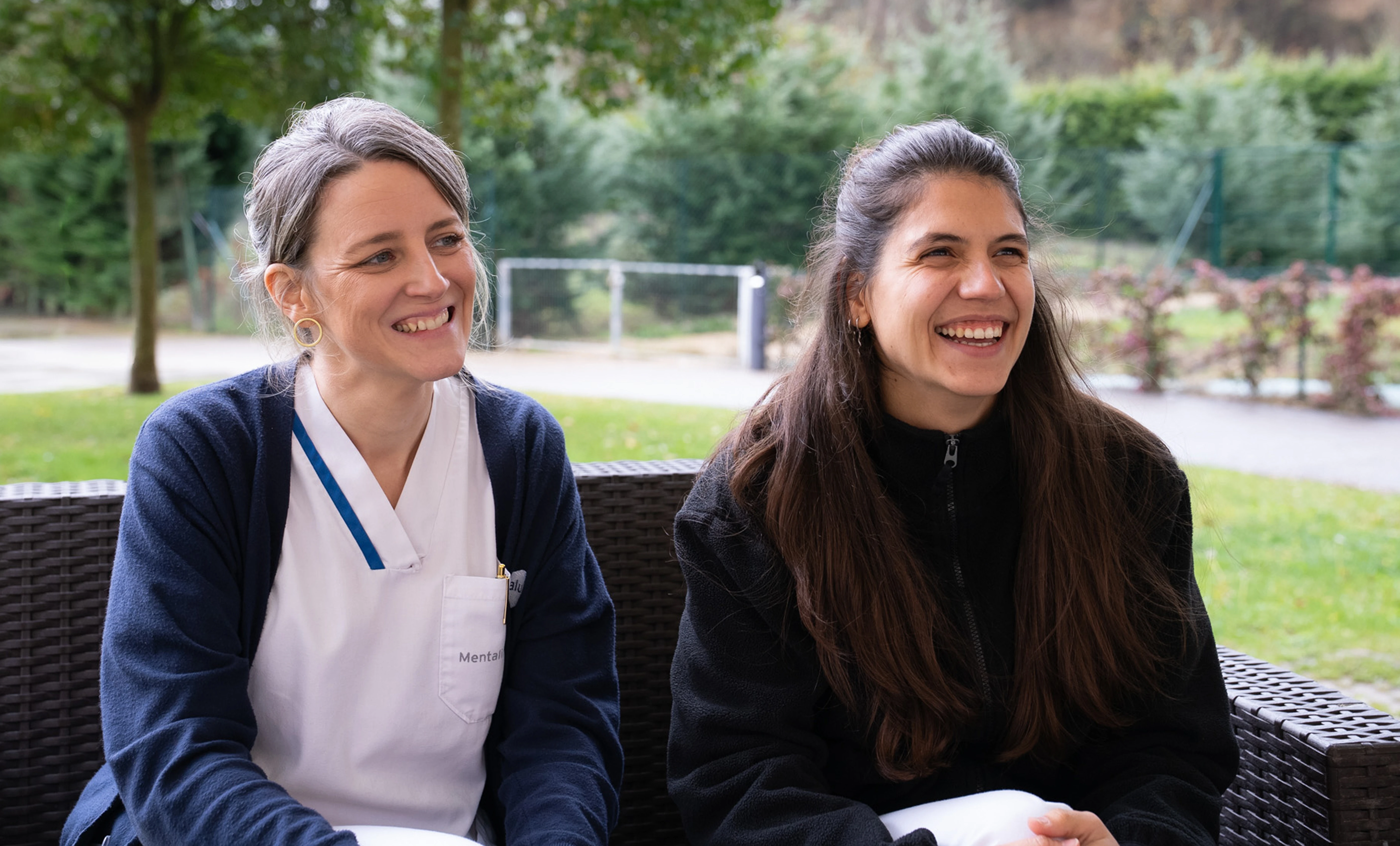 Imagen de dos mujeres conversando en un sofá.