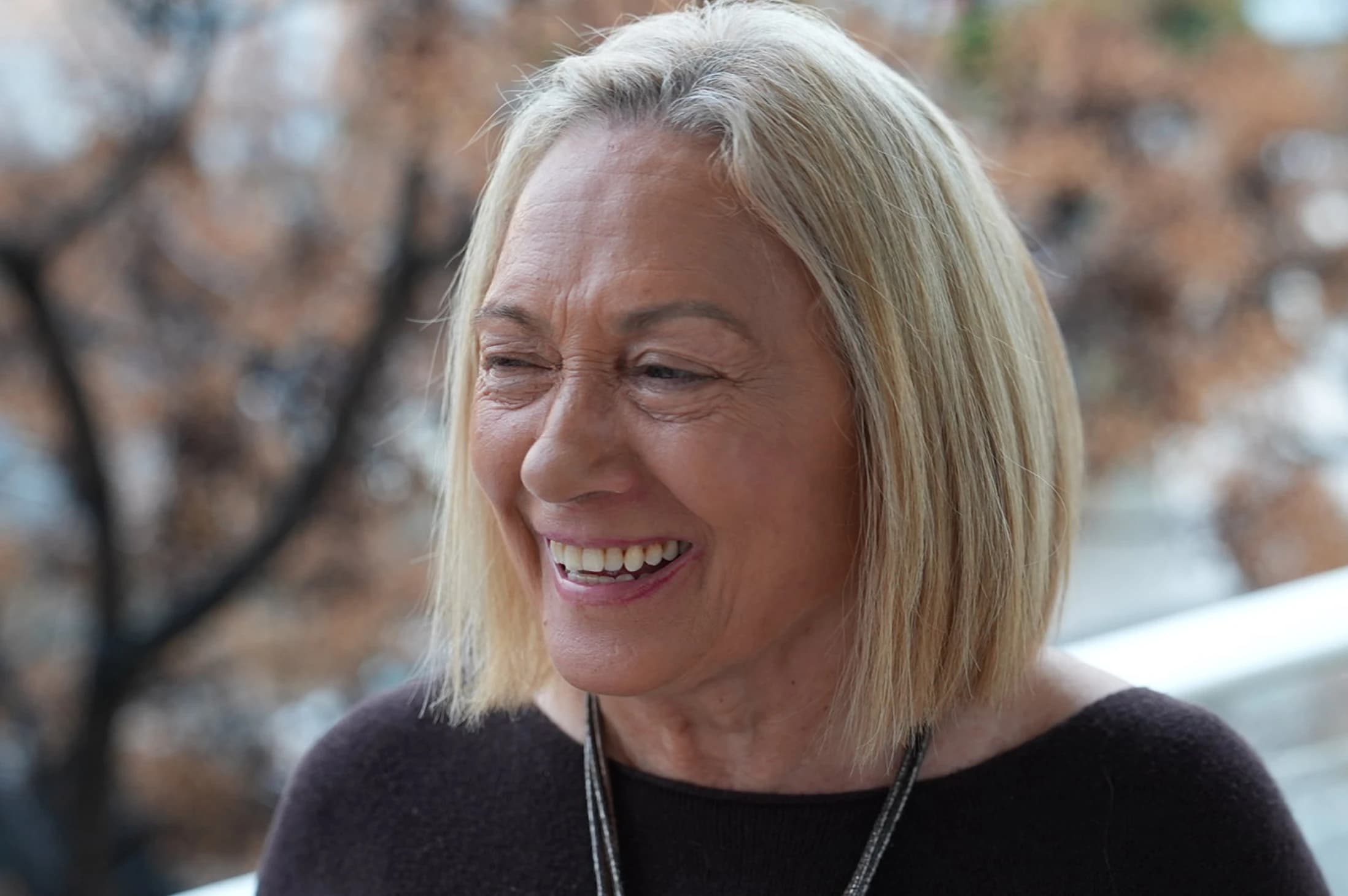 Imagen de una mujer de perfil con aspecto feliz.