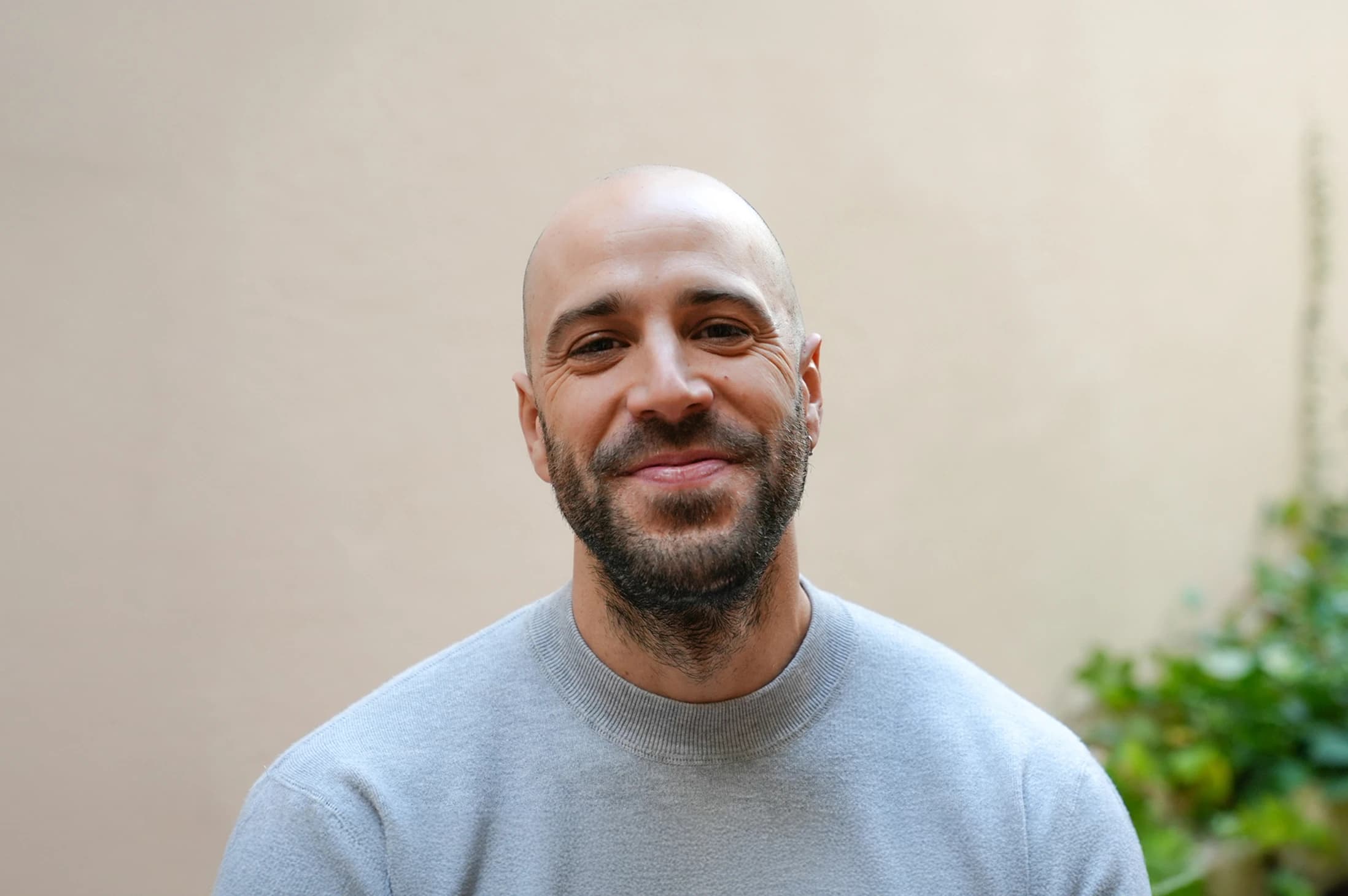 Imagen de un hombre sonriendo.